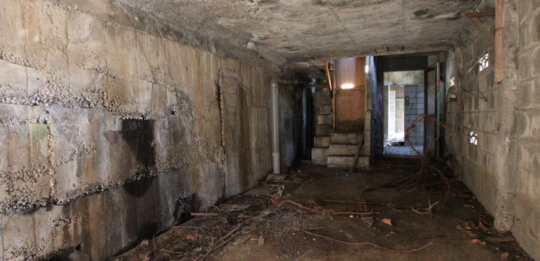 傾斜地に位置する不動産物件の現況写真